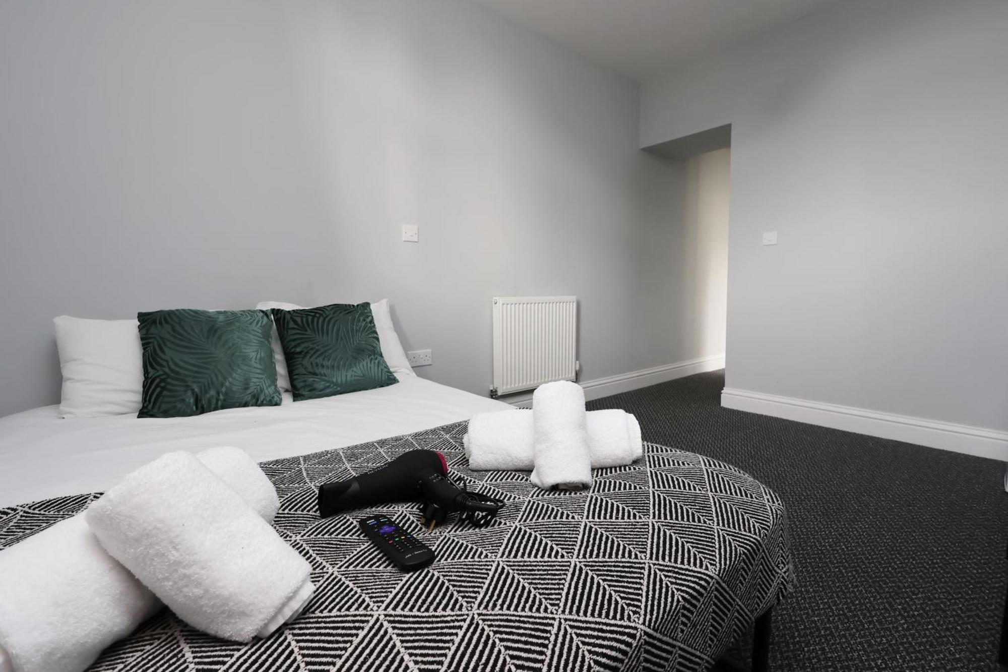 En-Suite Double Rooms, Smart Tv Comfy Style Llanelli Kültér fotó